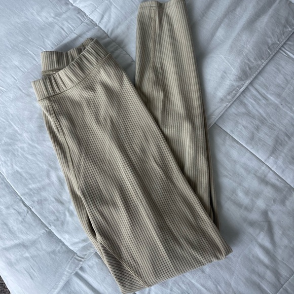 ALO Yoga Pants - Ribbed high waisted 7/8 legging